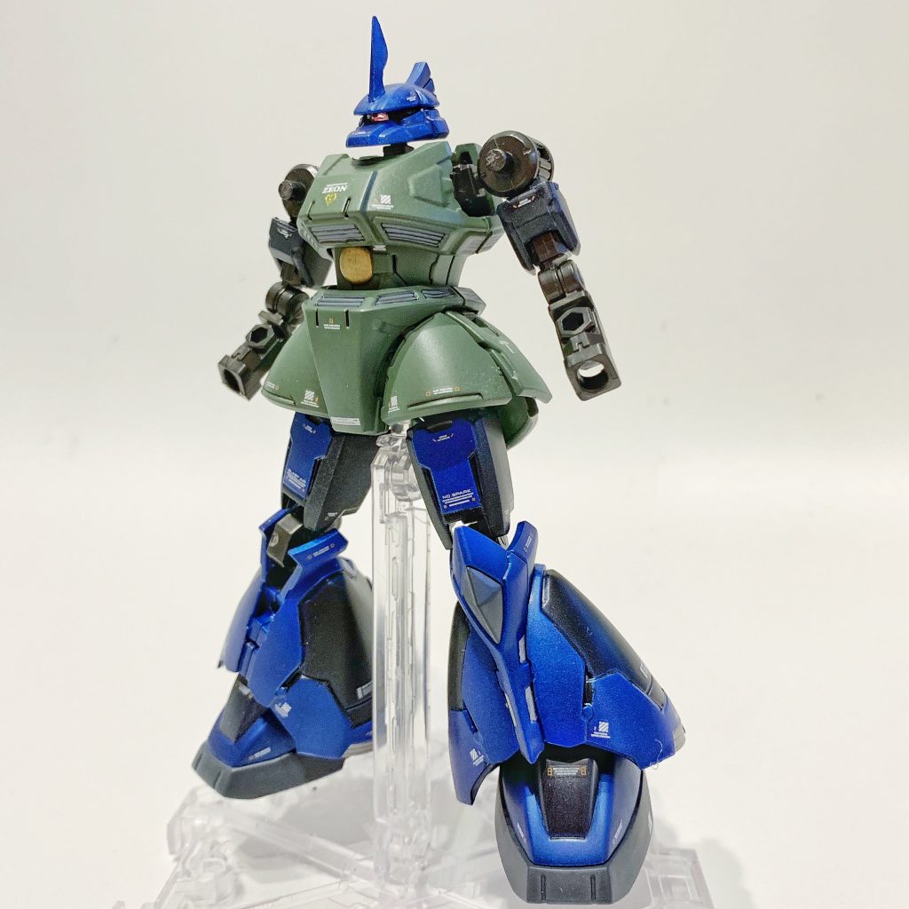 胸部・腰部は、別製作のガトー専用ザクと同じくタミヤスプレーのフィールドグレイ。ザク系(ジオン系MS)に合う色合い。