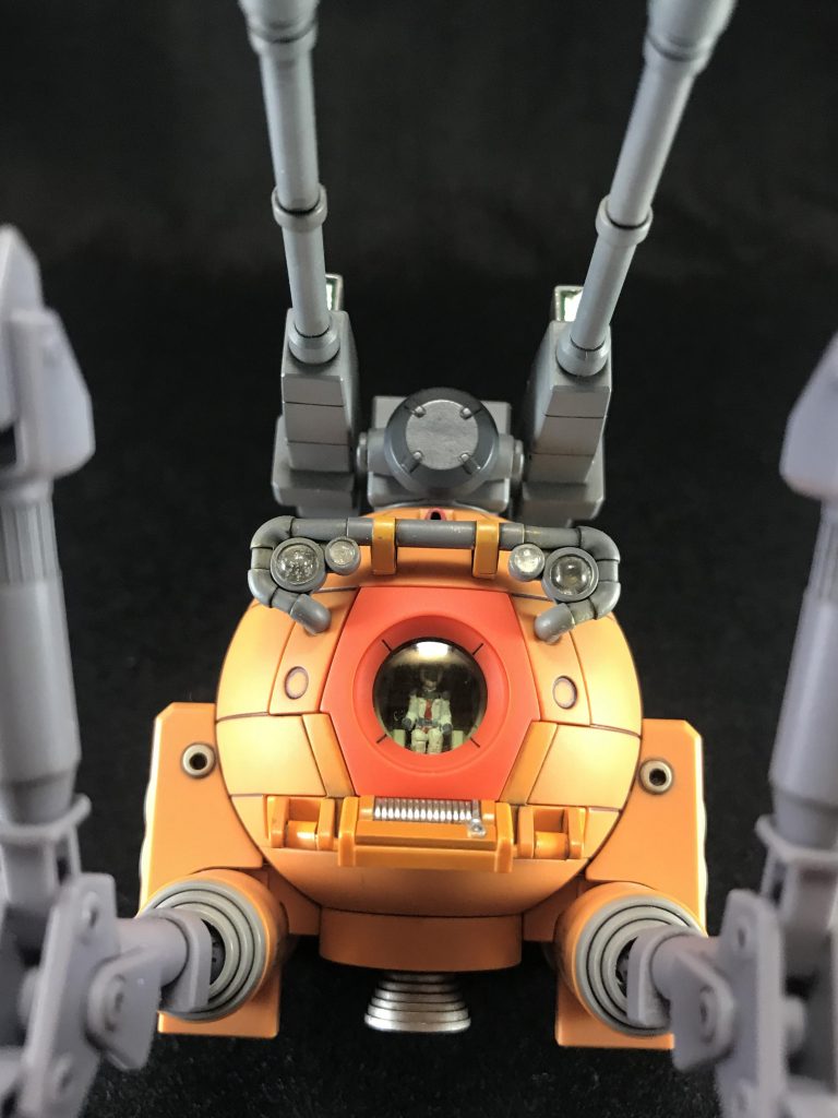 ヘッドライトは一度穴を空けてからプラ材で成型した後、レンズ部分にUVレジンを入れてみました。頭部武装のセンサーにもUVレジンを入れてます。