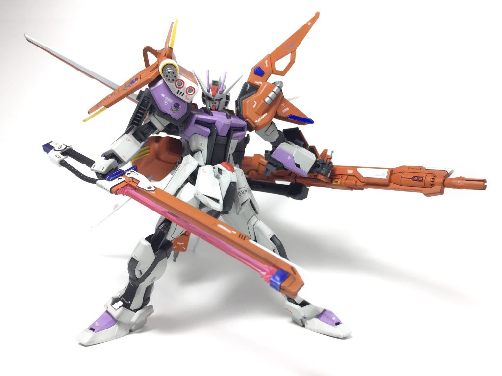 ## パーフェクトストライク
それぞれのストライカーパックはムウの愛機であるメビウスゼロをモチーフとしたカラーリングに変更されてムウ本人に愛着が湧くようにされている