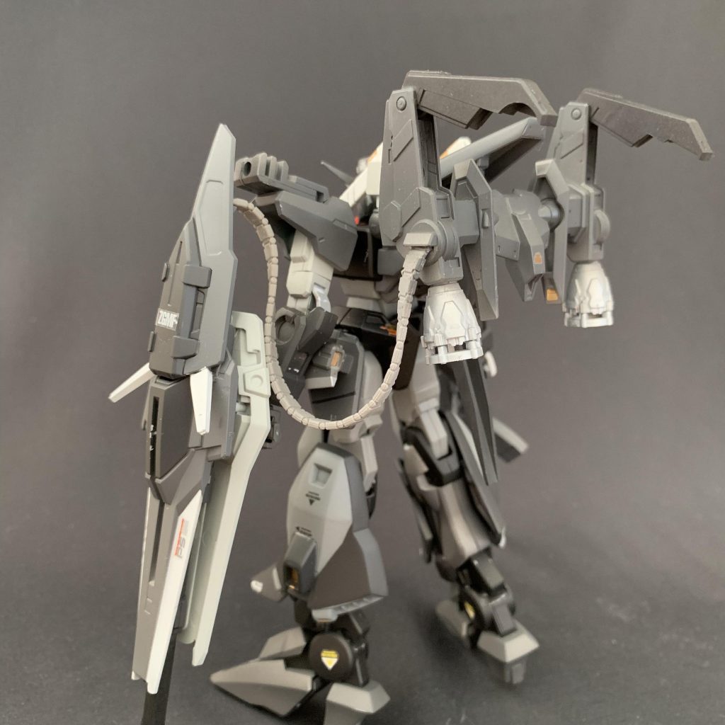 ビームキャノン使用時は追加エンジンの背部スラスターを展開。
放出熱を推進力に変換することで、発射後の硬直を防ぐことにも使用できる。