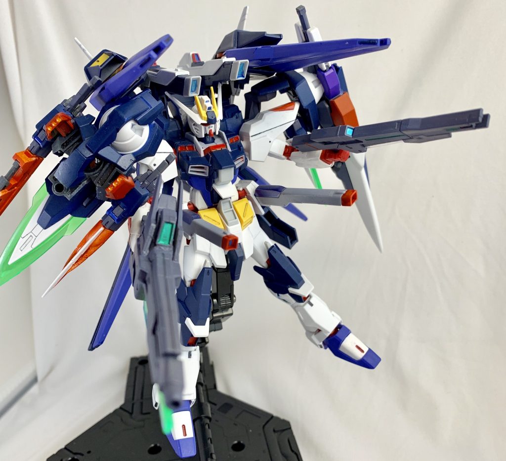 フリーダムタイプなので、やらずにはいられないフルバーストモード。
GNソードIIブラスター・GNライフルビット・ヴレイブドラグーン・ビームキャノン・レールガン・GNミサイルの一斉掃射。
右肩の太陽炉部は4種の武器をマウント可能にしつつ、GNミサイルポッドもあるため、フルバースト時の迎撃数を増やすこともできる。