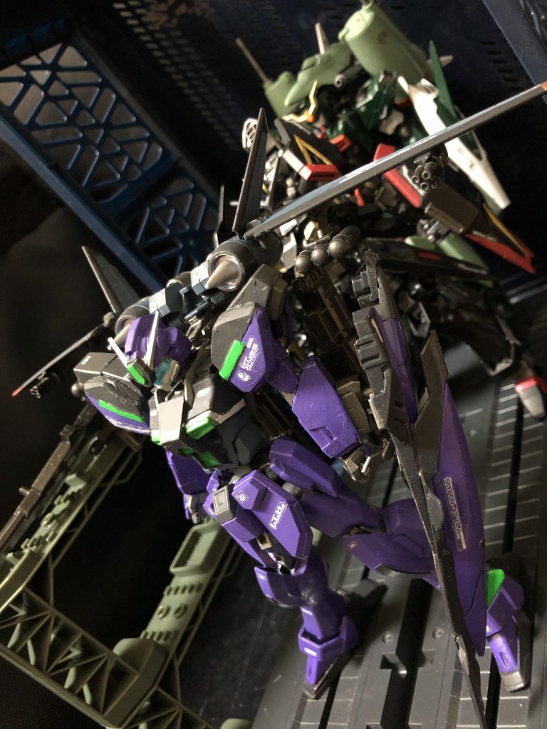 oyz「ステラ。待たせたな、さあ行こうか。」
ステラ「ネオ...。」
oyz「このSEEDコンももうじき終わる...。明日には長かった闘いも決着が付くだろう。だが、我々にはまだやらなきゃいけない事が残っているのさ。」
ステラ「...ネオ....。」

スティング「オイ！待てよ！何処に行こうってんだよ、俺たちにも出撃させろ！」
アウル「そーだよ！ボク達を置いてこうたってそうは行かないぜ！」

oyz「お前たちはよく戦ってくれた...。もう充分だよ。」
スティング「テメエ！自分ばっかりカッコつけようたってそうはいかねえ！」
アウル「そうだよ。この闘い、まだ負けたわけじゃねぇぜ！」
oyz「お前たち....。」
ステラ「ネオ...。」