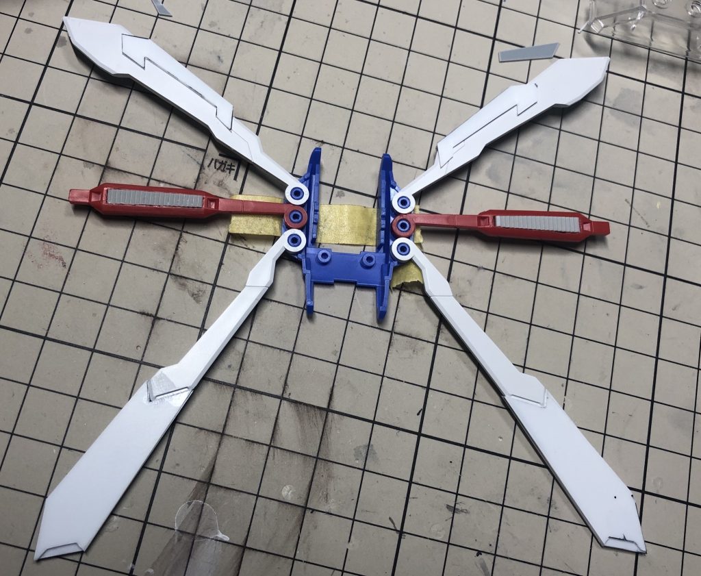 バックパックの羽が小さく感じたため、下方向に延長。少しジムドミナンスなどの影響も受けています。