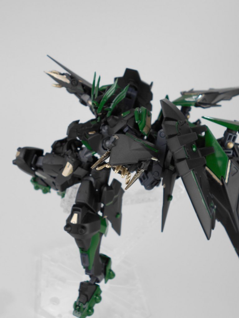 ソードドラグーンフィンガー・「ヴィールヒ」。バックパックに付いているソードドラグーンで、一対だけ腕に装備できるようになっており、超接近戦も可能になっています。マニピュレータにビームの粒子を纏わせ、ドラグーン、シールドを追加したブースターを使用して突っ切ることが可能になっています。
ヴィールヒはロシア語で「旋風」の意味です。