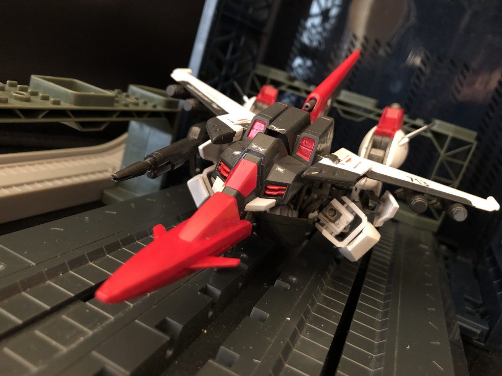 アサギ「ねえ！なんだか、地球連合の連中がオーブにムリな要求してるみたいじゃない？」
マユラ「え〜〜っ！？うっそー！」
ジュリ「カガリ様、大丈夫なんですか？」
アサギ「もし何かあったら私達がカガリ様をお守りしなくっちゃ！このムラサメでね。」
マユラ「ええ！もっちろん！」
oyz「あー、ダメダメっ！なんだねこのMSは！？」
マユラ「きゃあ！！」
ジュリ「何！？」
アサギ「なんなの急に！アンタ何者！？」
oyz「何者って言われれば、GUNSTARDOMで可変開発室の室長をしているoyzって者だよ。知らないかな？」
アサギ「知るわけないでしょ！」
oyz「ま、それはいいとして、なんだいこのMSは！？」
マユラ「へへーん！コレはオーブ軍の現行主力モビルスーツだったM1アストレイの後継機よ。戦闘機形態への変形が可能なんだから！あなたが可変室長だか何だか知らないけど、見くびらないでほしいわ！」
ジュリ「ちょっと！そんな怪しいヤツにムラサメの事、話しちゃダメじゃない！」
マユラ「やば....ごめーん！」
アサギ「まあいいわ！アンタね、このムラサメにケチ付けるなんていい度胸じゃないの！」

oyz「ふむ...。戦闘機への可変はとても素晴らしい....。だが、何故変形が差し替えなのだ！いくら可変後のスタイルが良くても差し替えて完成などと！腕や頭は何処に行っちゃうのか！腰のパーツは何処から出てくるのか！！到底納得出来ん！！」
アサギ「なによ！バン○イのキットでそうなってるんだから、仕方ないじゃない！」
ジュリ「そうよ！バン○イのキットの飛行形態の出来の良さを観てみなさいよ！こんなにカッコいいなら差し替え変形だっていいじゃないですか！」
マユラ「そーだよ〜。」
oyz「甘い！！何故キットのままで良しとするか！！ええい！私に任せておけぇーい！コイツを貸せーい！！」
マユラ「あーっ！ガンプラドロボー！！」