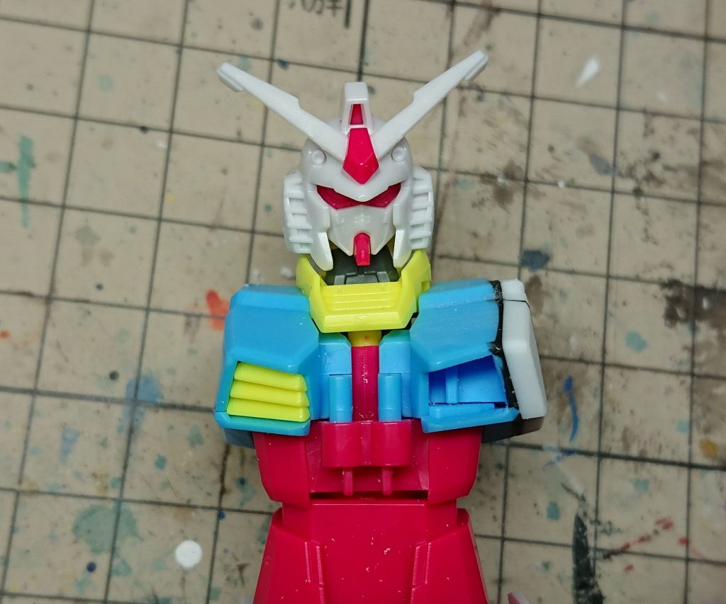 ベースガンダムの胸は小さく感じたので左右に2mmずつ増やしています