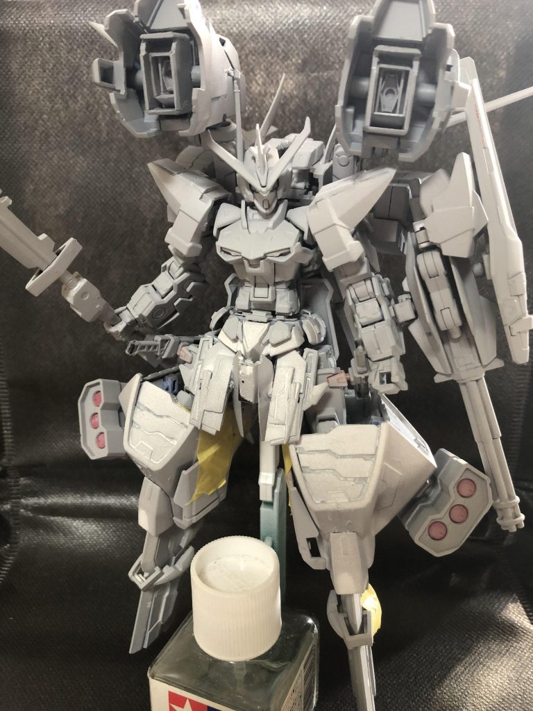 塗装前のものとサフ
ぱっと見色あんまし変わってないな……