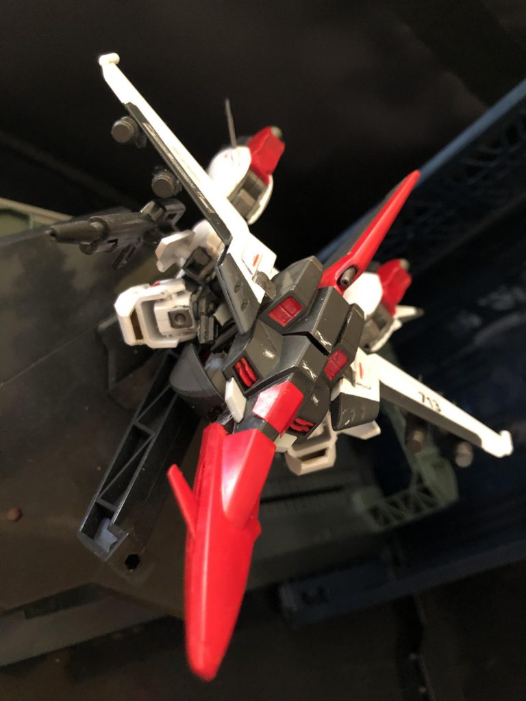 ー数日後ー
oyz「待たせたね、キミたち。」
マユラ「あー！こないだのガンプラドロボー！！」
ジュリ「警察よんでください！早く！」
アサギ「逃がさないわよ！覚悟なさい！！」
oyz「ちょっーーーーっと待ちなさい！！このムラサメを見なさい！！ちゃんと改造したから。」
アサギ「改造って何よ！？」
oyz「もちろん完全変形だよ。先日言ったじゃないか！？」
マユラ「えー？言ったっけ？」
ジュリ「そんな事おっしゃってなかったですよ？」
oyz「言わなかったっけ？イヤ、とにかく完全変形にしたんだ！今から解説するから、コッチ来なさい。」
マユラ「やーよ、変な仮面被ってるし。」
ジュリ「警察まだかしら？」
アサギ「まー、いいじゃない！出来たって言ってるんですから見せてもらおうじゃない！その完全変形とやらを、ね。」

oyz「よーし！では早速ご覧頂こう！コレが完全変形に生まれ変わった、ムラサメ！名付けて“ムラサメ -改-”だ！」
アサギ「何よ！全然同じじゃない。」
マユラ「なーんだ！同じだー！」
ジュリ「いえ！待って！！同じじゃないわ！」
oyz「フッフ！お目が高いね、メガネのお嬢さん！そうさ、外見こそ似てるがギミックがふんだんに盛り込まれているのだ！」
ジュリ「え？外見からだけど。肩にあるパーツと、脛にあるパーツ。」
oyz「え？ああ、ソコね。ハイ。それじゃまあ、改造ポイント解説といきましょうか。」