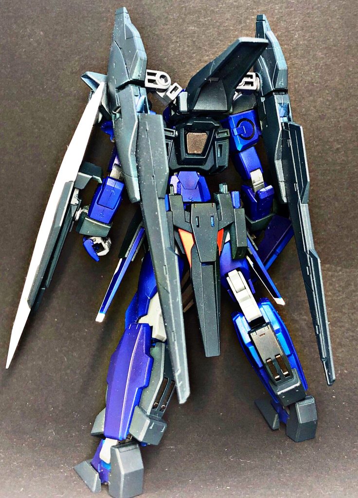 背面
一般仕様に搭載されているプロペラントタンクは装備されていない
理由としてはエースパイロットレベルの者でないと使用できないようカスタムされているため無駄にエネルギーを消費する事を想定に入れておらず、その分機体を軽くしている