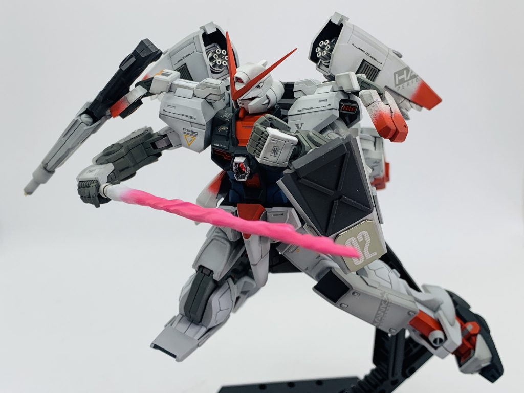 装備は、
ビームライフル×1
ビームサーベル×2
ガトリングガン×2
自律思考AI搭載型ガンポッド×6
胸部メガビームランチャー
PSバックラー内蔵型メガビームサーベル×1
頭部バルカン
両肩の増加装甲はハードポイントとしても使用可能
