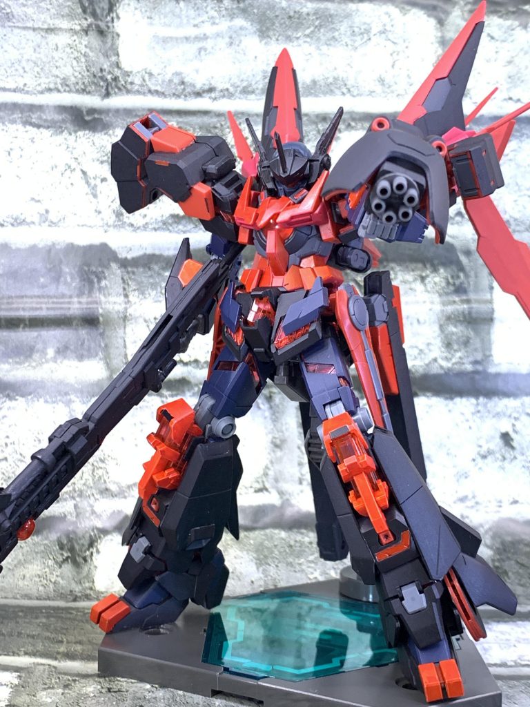 両肩のバインダーユニットにはガトリングガンに加え隠し腕も内蔵