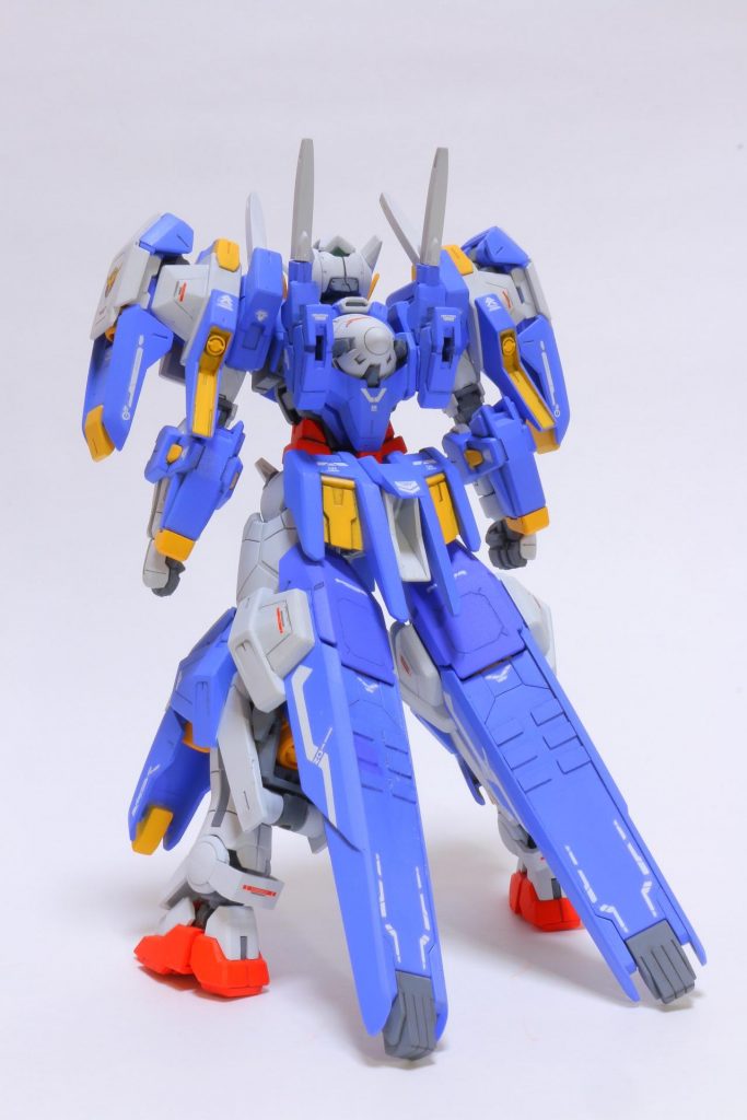 背面。
素のエクシアに比べ各ユニットでボリュームが増えています。