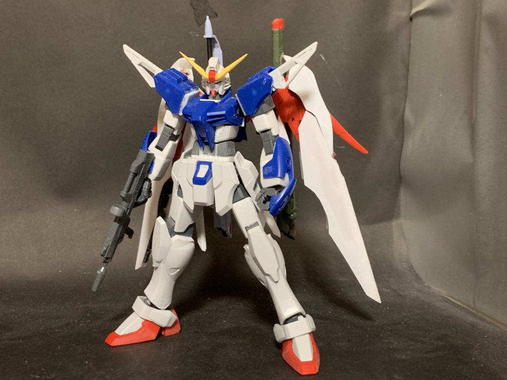 基本的に0ガンダムをベースにデスティニーのパーツを切り貼りし、翼はプラ板で大型化してます