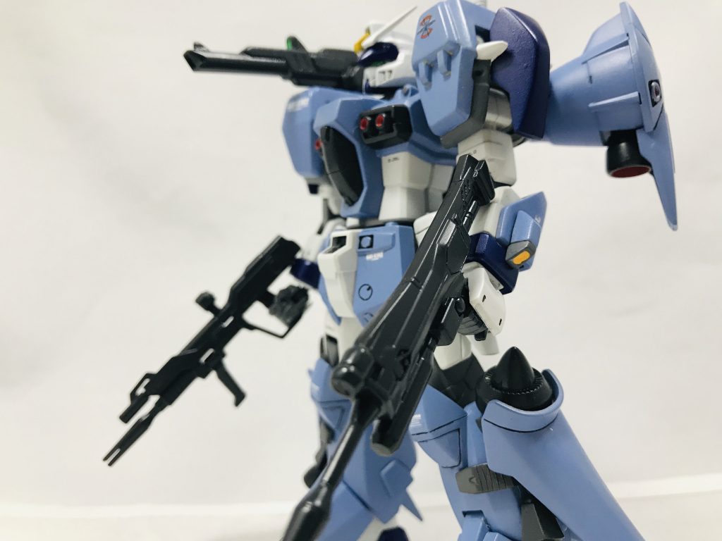 横向きのアングルで。
全体の装備が良く見えるワンショットを。