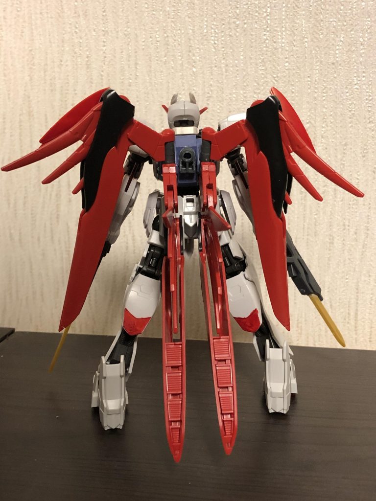 後ろ姿。四枚の翼が以外と重くて逆さまに付けた方を接地させないと安定しません