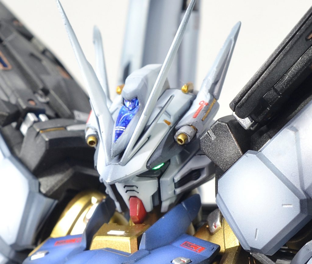 額の部分は、マイクロウェーブ受信装置の「リフレクター」になっています。