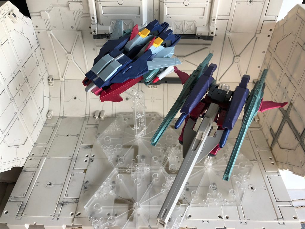 画像からお分かりの通り、分離状態がメインです。表のコンセプトが遠距離火力支援機だとしたら、裏テーマはいい感じに飛びそうな分離形態を作る!というテーマで制作しました。無印インパルスは言わずもがな、アルクとランシェは追加パーツでだいぶマシになったけど……ねぇ?
■工作
・ロンディネとの差別化のため、本体の形状変更ではなくミキシングメインの作り方をしています。脚はまるまるライトニングガンダムから流用。
・その他のパーツは主にHWS&SVカスタムウエポンセットとライトニングBWSから。ジャンクパーツやらでディテールを加えて飛びそうなカタチを目指しました。脚のミサイルが変形すると翼の下に来るのがこだわり。
■塗装
・自分の機体ということで、カラーリングはもう緑で決定。ロンディネと対になる配色になっております。好みを優先したので、ロンディネの紺よりだいぶ明るい緑になってしまいました。
・デカールは色との兼ね合いで白を多めといたしました。その他仕上げはロンディネと同一です。