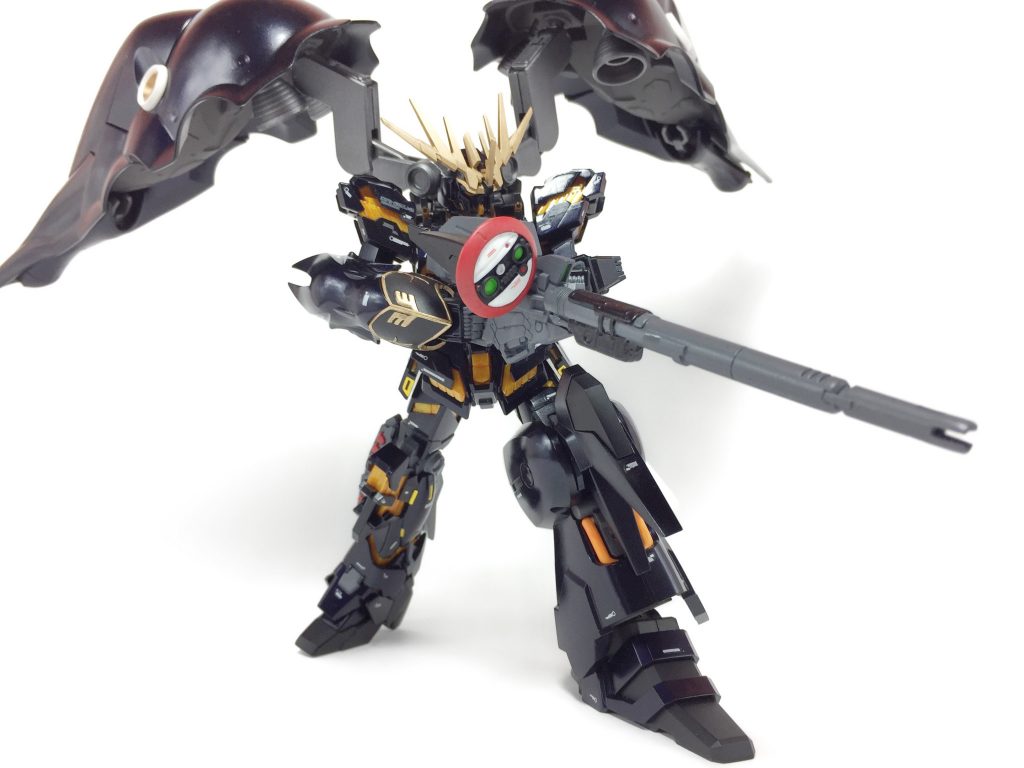 ## ビームマグナム(ロングバレル仕様)
予備であったユニコーンガンダム1号機のビームマグナム。
威力が高すぎる為、取り回しが難しい銃器であるがロングバレル仕様に変更し本来の射撃距離よりも遠距離を重視した形となった。
遠距離仕様に合わせて射撃補正を高めるレドームを追加装備している。