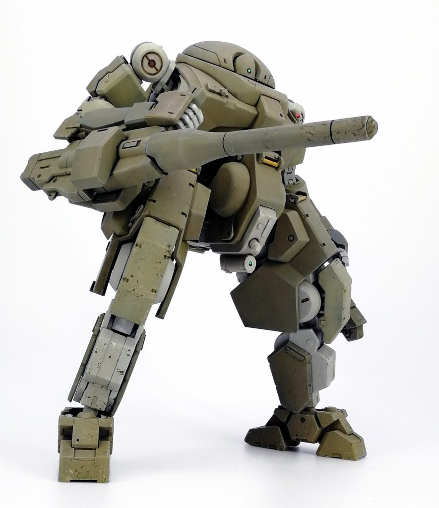 右手で持ってるのはレギンレイズ武器を加工した振動ハンマー。
搭乗者や内装を揺さぶり機能不全を引き起こす近接用打撃兵器。
第三世代装甲は現状まともに貫けないという設定で。