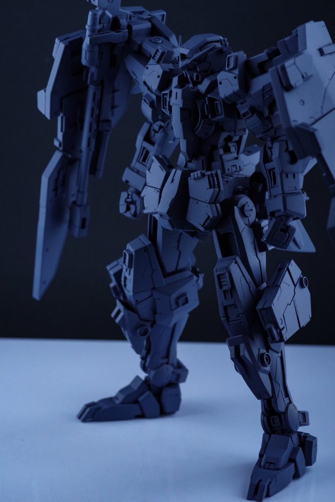 サフ状態です、この後盾が分解できないことに気づきもうひとキット買いました😅