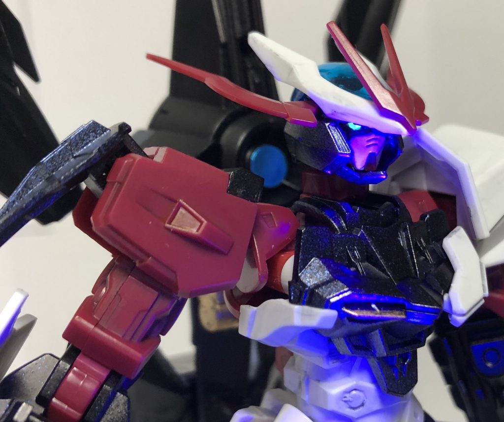 目に蛍光マーカーをチョン付けしたら
ブラックライトで光りましたww
本体の黒色にうっすらメタバイオレットで塗装してナイトロの光をイメージしてます
実は巨大剣を製作中なので
完成したら再度アップします!