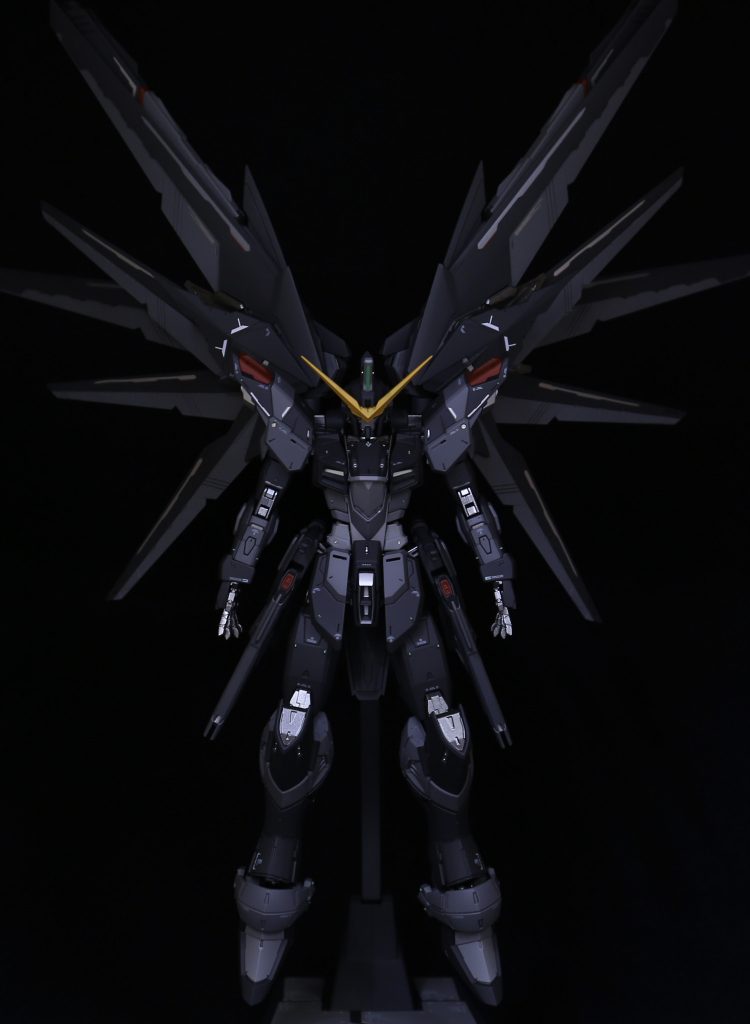 ジャスティスとフリーダムのニコイチの作品です!!自分が思うかっこいい部分を掛け合わせて作成しました!!
2つとも元のキットが良かったので各所シャープ化とモールド彫り直し、メタルパーツ埋め込み以外は弄っていません。