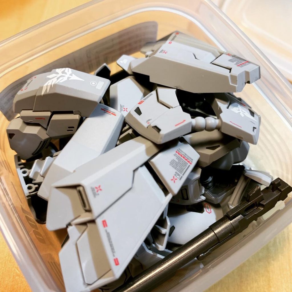 貼りづらそうなパーツや、部分塗装したいバーニアとか関節の一部は切り出して作業。