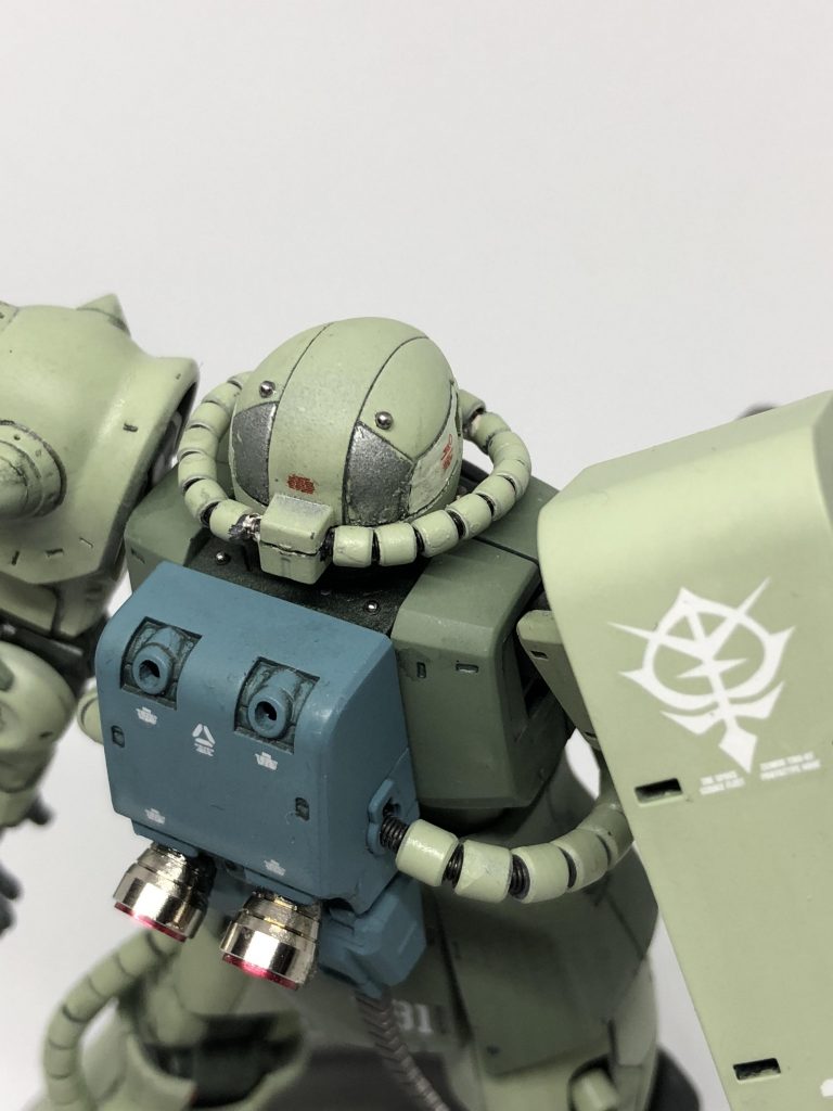 頭部など各部にメタルボールを埋め込んでいます。