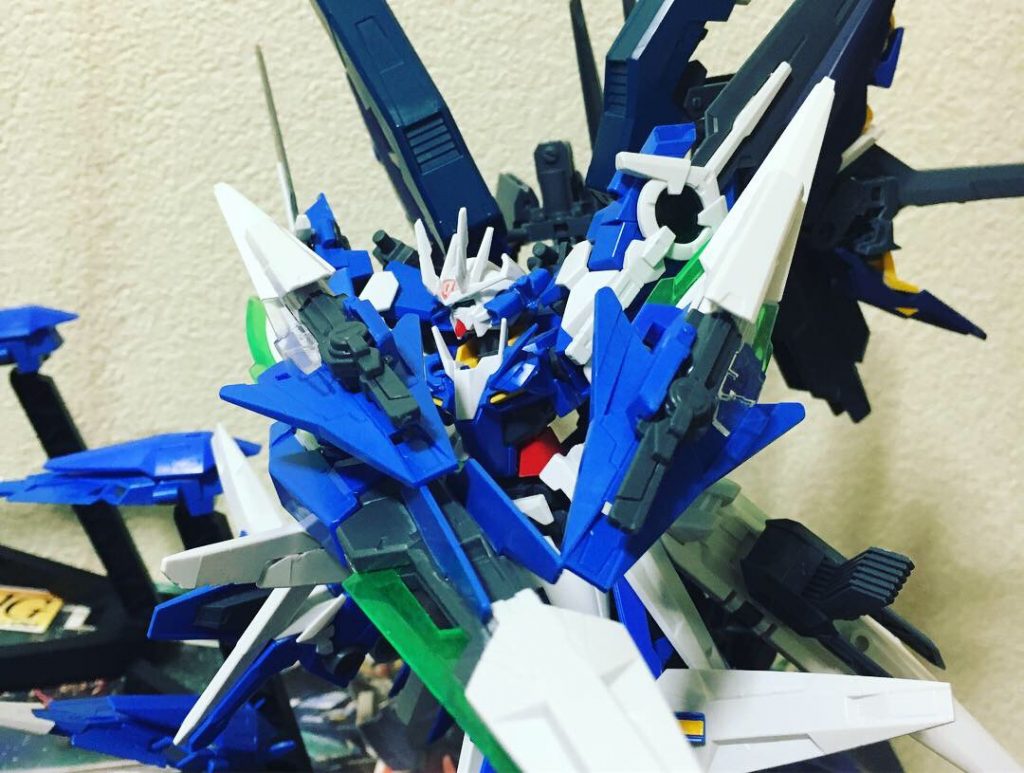 ｢GNカタール/G」ダブルオーガンダム セブンソード/Gに装備されていたものを強化したもの。腕部にジョイントを介して接続されている。接続基部から回転させることで2つの機能を使い分ける。ガンモードとカタールモードがあり、基本は迎撃用としてガンモードを使用。敵の懐に入り込んだ際にカタールモードを使用する。また、｢GNソード/SB」の接続ポイントとしての役割も持つ。

｢GNソード/SB」ダブルオーガンダムが装備していたものの強化バージョン、先端がソードビットとなっている。ちなみにSBとはソードビットの略称である。