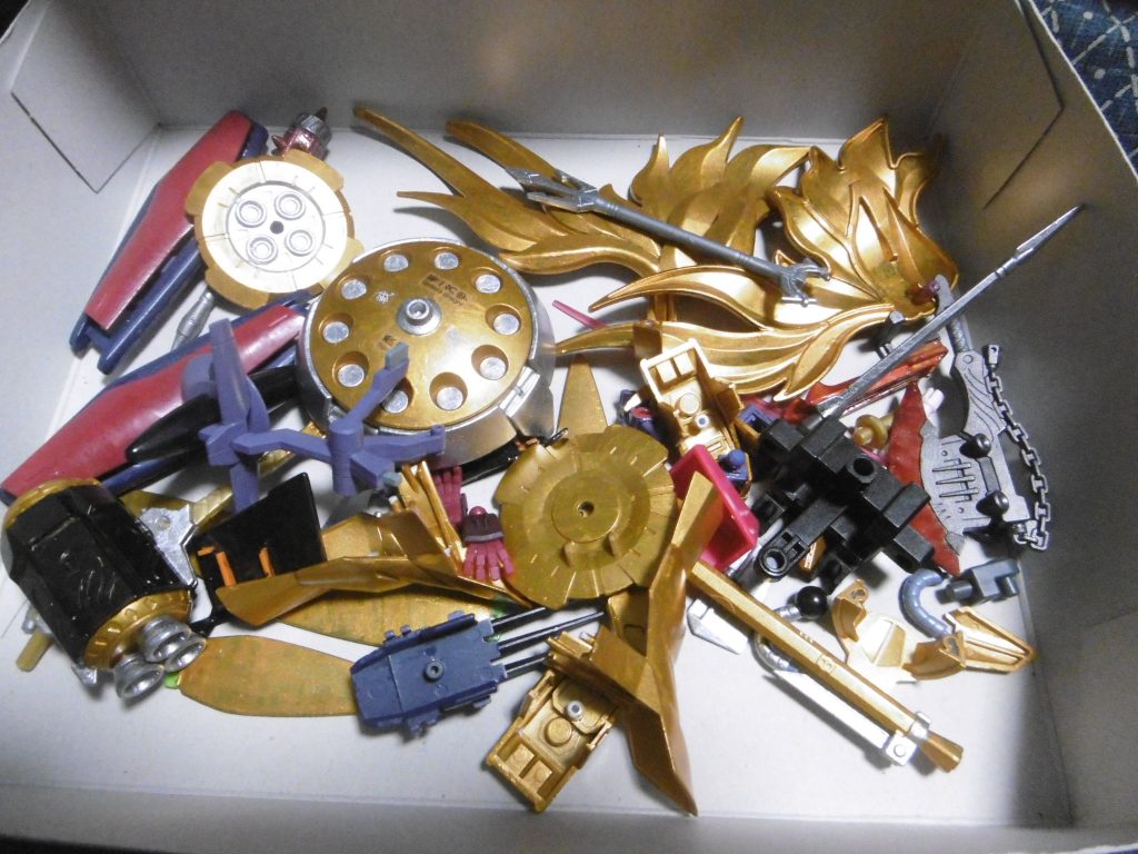 SEEDコンに参加したバージョンの塗装も、この時点では終わっていました。しかし該当ページを見ていただくと分かるかと思われますが、膨大な説明文が不可避。枚数制限もあり、文章制限も(マナーの範囲で)存在したため「*正しい情報を100%伝えるのは無理*」と判断。仮に説明できたとしても*誰も分からない*と思います。作品としての客観的な分かり易さを重視した結果が、この『銭極(将)アストレイ頑駄無』なのかもしれません(実際に伝わったかどうかは分かりませんが、そうであると願いたい)
続けるか否かは不明ですが、銭極およびアストレイ絡みの連投は、この回でおしまい。長々とお付き合いいただき、ありがとうございました。
同機体の複数設定は投稿しても大丈夫なのか、かなり迷いました。評価非公開も考慮していましたが、せっかく設定を作ったのに眠らせたままにするのも惜しいと感じ、公開する事に決めました。作品はやはり、見ていただくために実体化しているようにも感じます
短い間に連投が続いて恐縮です。手持ちのストックは残り2作品になりました。どちらも企画立案から1年半以上もかかっていますが、それらの健闘も祈りたいものです