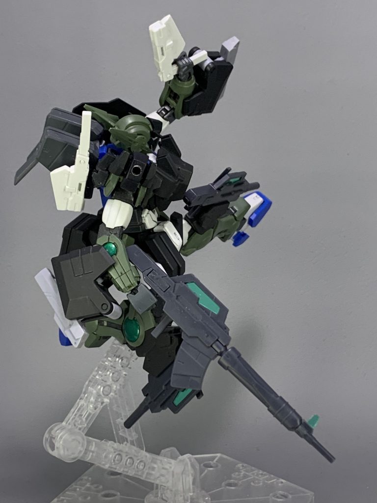 『アストレアS【サーガ】』
アストレアSの強襲用装備。各部のパーツは、ケルディムサーガから流用されている。この装備は多数の銃を扱うため、センサー系に優れたアストレアSとの相性は非常に良い。
オリジナルにも存在したセブンガンと呼ばれる七つの銃は、種類ごとに別々のレンジに対応できるものがチョイスされ、あらゆる状況でも射撃戦が可能となっている。

備考
ケルディムサーガが発売したと同時に作り上げたパーツです（笑）パーツの色はやっぱり、ダークカラーが似合いますね