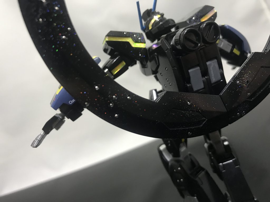 星空が好きなのでオリオン座っぽいものも入れました。穴開ける時の場所決めは、白い状態の時に黒い絵の具を歯ブラシで飛ばして、色がついた所にしました