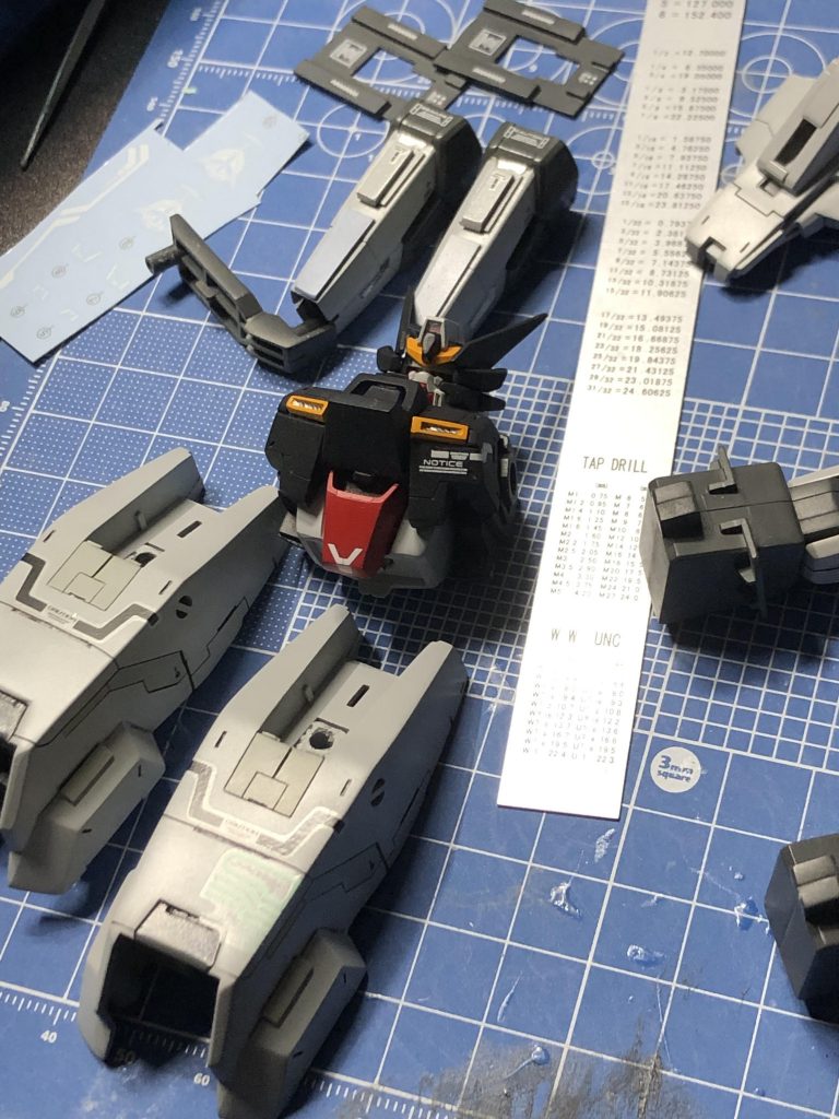 デカール貼ってる時です。特に塗装は今回手こずらされました。11月ぐらいに一度は塗装に入ったのですが色が気に入らずドボンしてそこからまた改修に入って結局今年の4月までかかってしまいました。