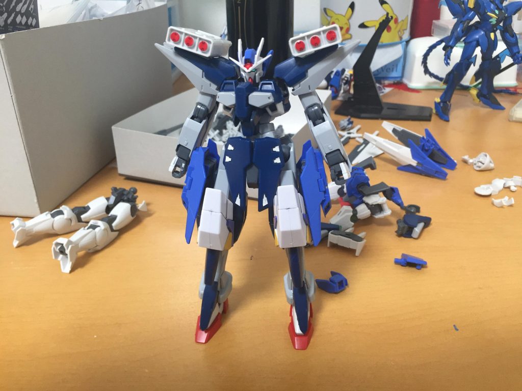 ザラキエルをベースに膝にデルタカイ、頭、足をダイバーエースに、そしてザラキエルの肩の隙間にダイバーエースの腰パーツを付けて3ミリ系のパーツを付けられるようにした