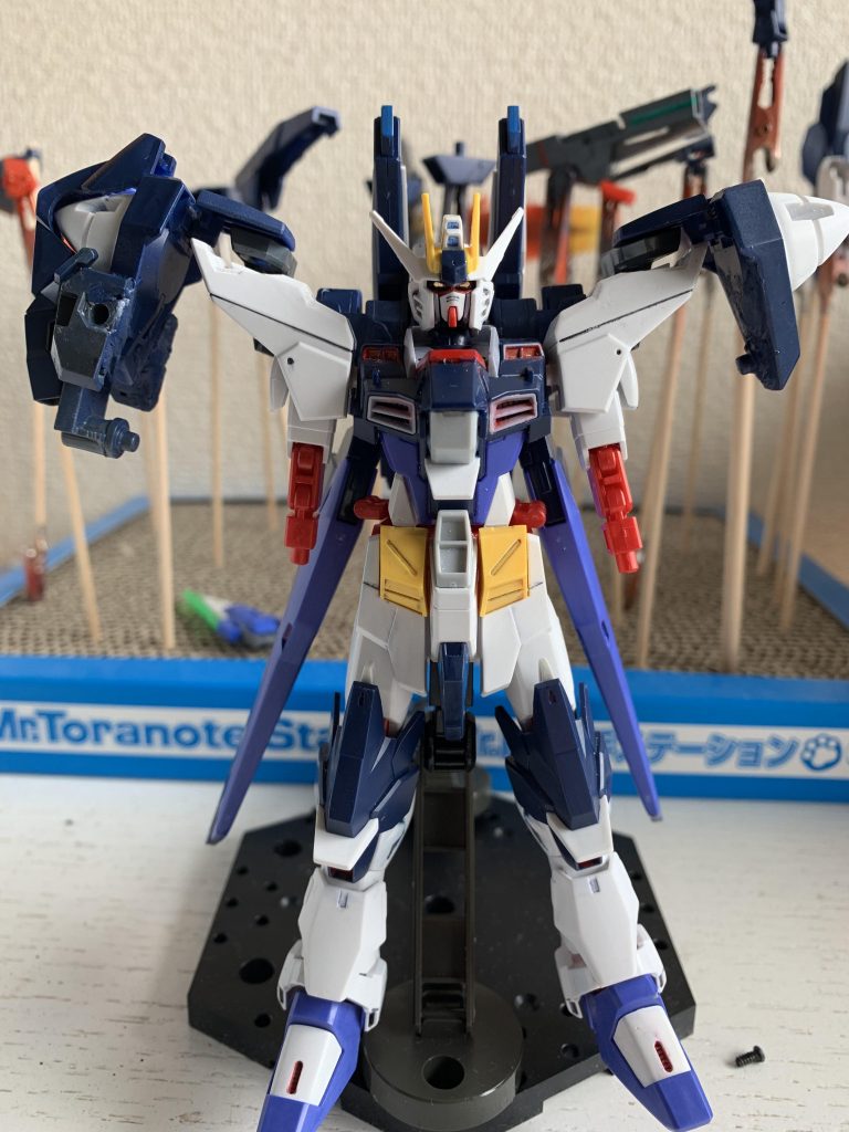 このバックパックだと腕の可動域が下がってたので、肩を通常のストライクフリーダムのものに変更。