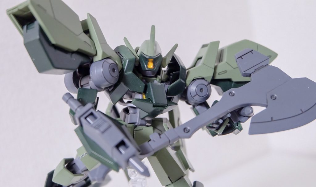 顔は細かくパテで弄っています。