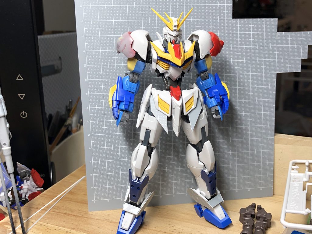 素のままだとマッシブ差が足りなかったため、股の部分を横に拡幅しました。