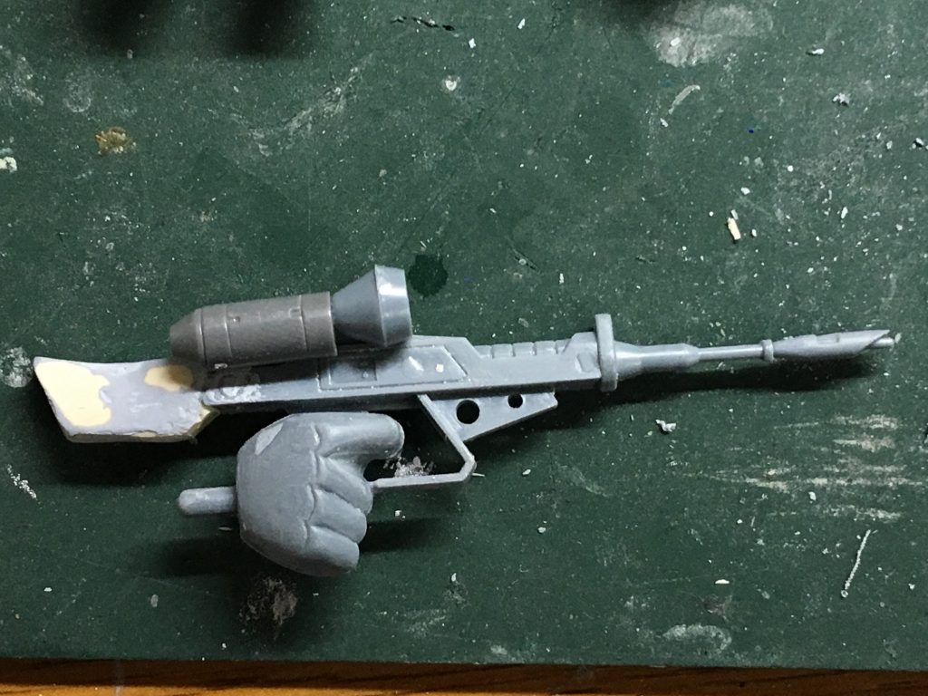 ビームライフルはガンダムウェポンズ版のものを参考に加工しました。