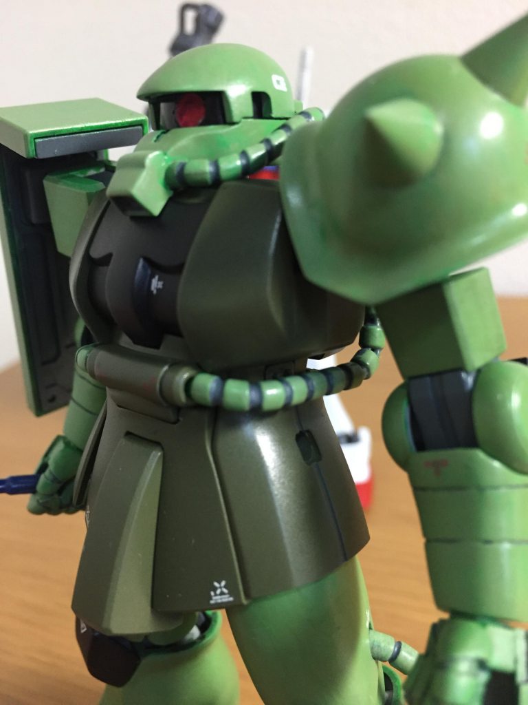 個人的にグフっぽい鼻にしたのがいい感じです。あとモノアイは穴を開けて不要のビームサーベルをぶっ刺して磨き上げました。