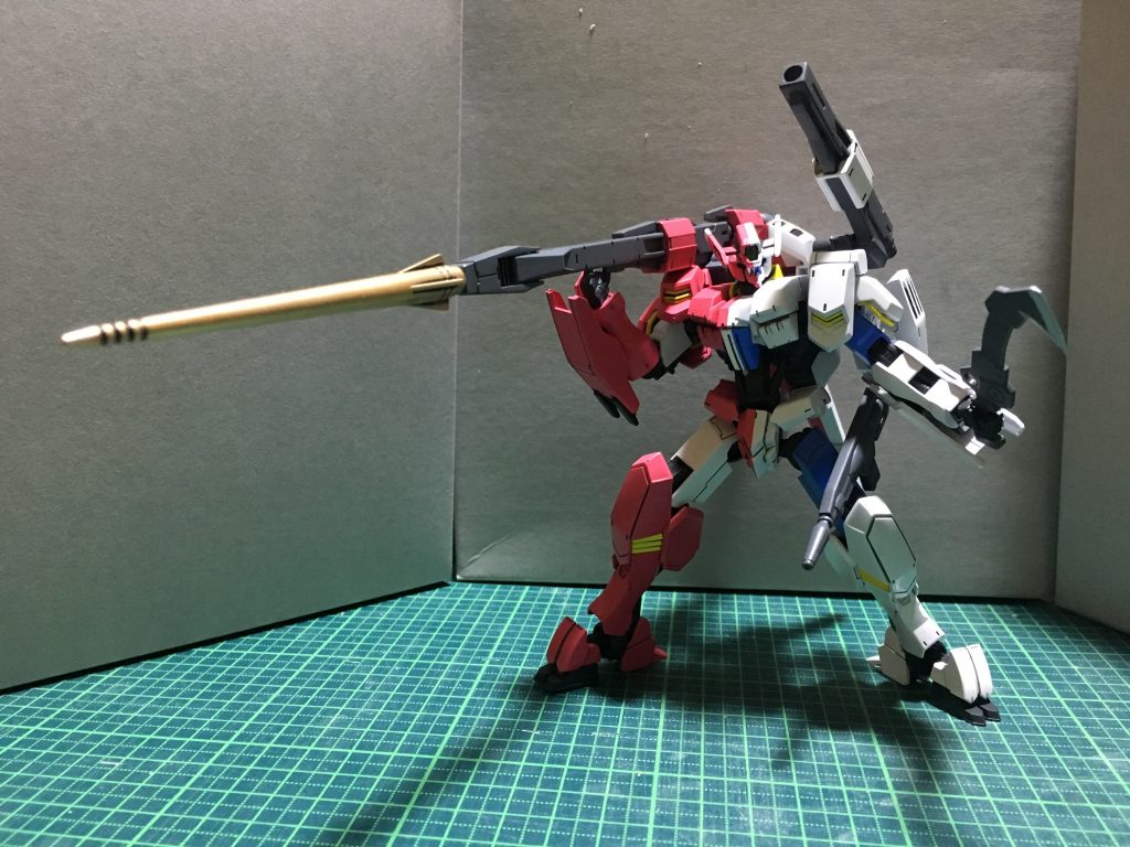 フル装備状態。今回のフラウロスはプレミアムバンダイ限定の鉄華団セットのものを使用したので、ダインスレイヴが付属しています。