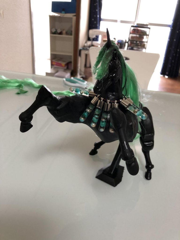 自作の試験管ハーバリウムピアスを馬具に活用。