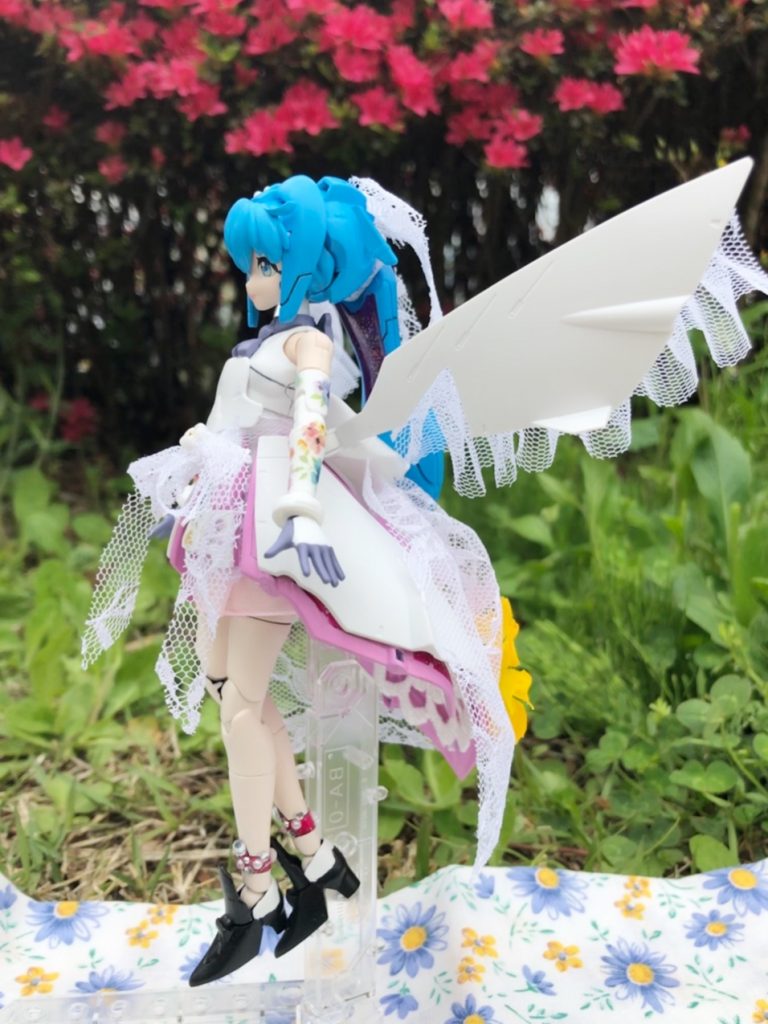 スカートの部分はチラッと見える部分をピンクに塗装♪更に(ほぼ見えないですが)アクセントにマゼンタやクリアピンクなどを調合した鮮やかなピンクを使い、上からグリッターネイルを塗布しました✨
塗装はサフ以外全て筆塗りです( ˶ˆ꒳ˆ˵ )