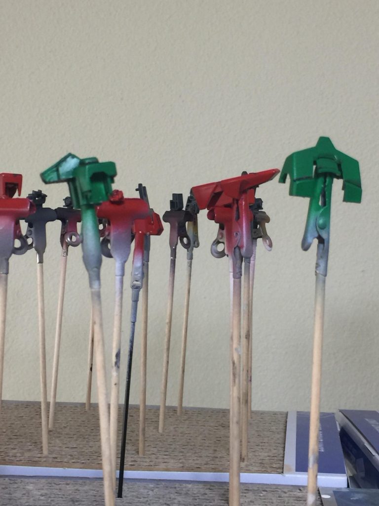 ビルドストライクデュナミスの
エアブラシ塗装工程です。
当初は ビルドストライクガンダムの
基本のブルー塗装する予定でしたが
デュナミスを意識して制作したので
ブルーの部分を グリーンに
塗装しました。