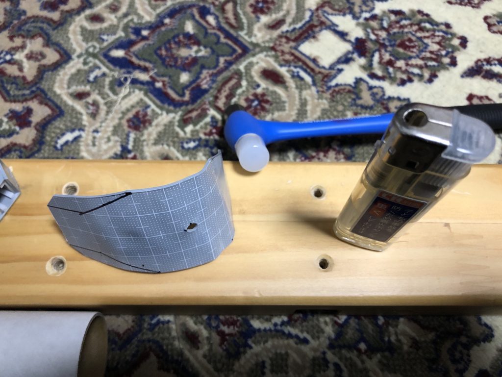 プラ板を焼いたり叩いたりして...
※専門家の指導の下 行なっております。