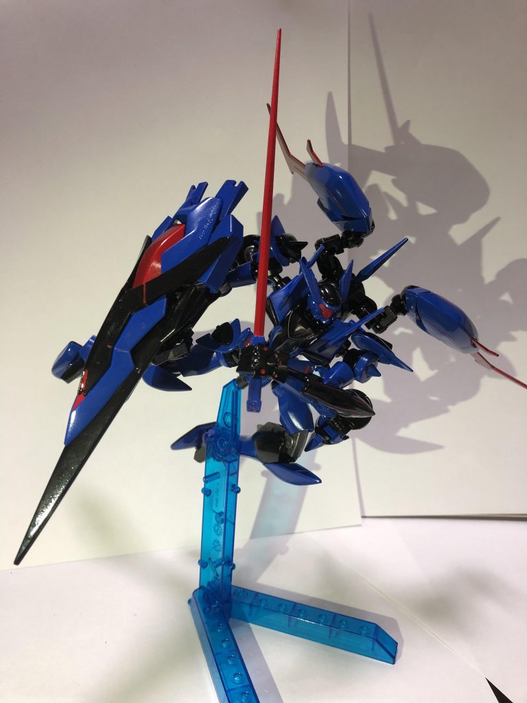 ヒートソードで切り上げてから盾でコックピットを貫きます。
また出力を上げることで刀身を長くすることができます。