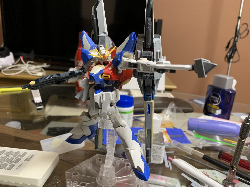 足の基部を変更アンド延長しはの字になるように。
装備品などは骨組みにプラ板とパテ盛りで