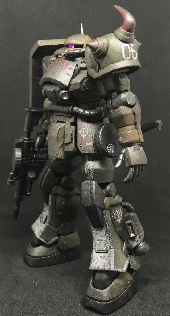 肩のスパイクはビルダーズパーツのMSスパイクの基部にコトブキヤのスパイクの組み合わせ、中央のスパイクはグフ・カスタムのスパイクを使用。