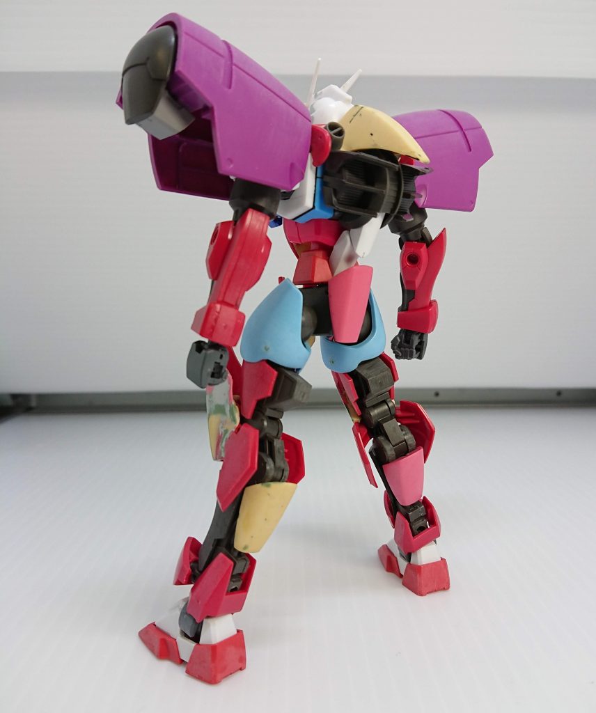 サフ前
一部エポパテでパーツ複製しています
ベースガンダムをベースにしようとしたらいつの間にかグリムゲルデに7割ほど侵食されてました
背骨っぽいデザインが今作のお気に入りです