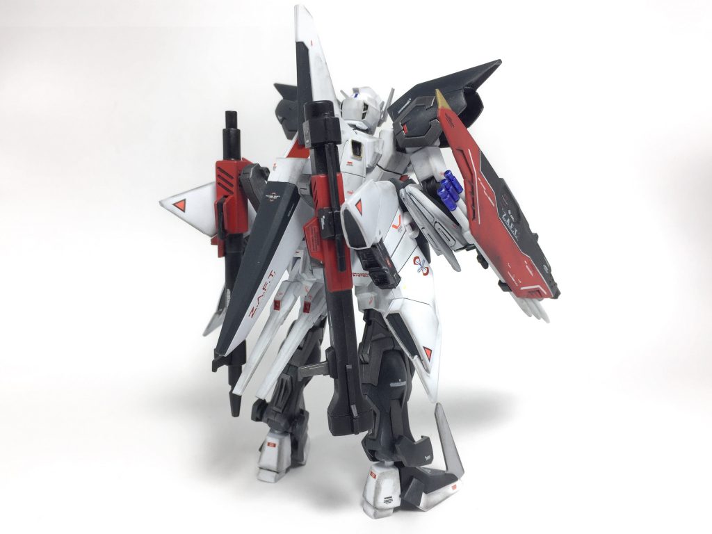 ## 正面・背面ストライクをベースに改造。デュエル、バスター、ブリッツ、イージスの実戦データを元にそれぞれの特徴的な部分を複製して組み込んでいる。トリコロールであったカラーリングはクルーゼのザフト軍制服をモチーフに塗り替えられている。