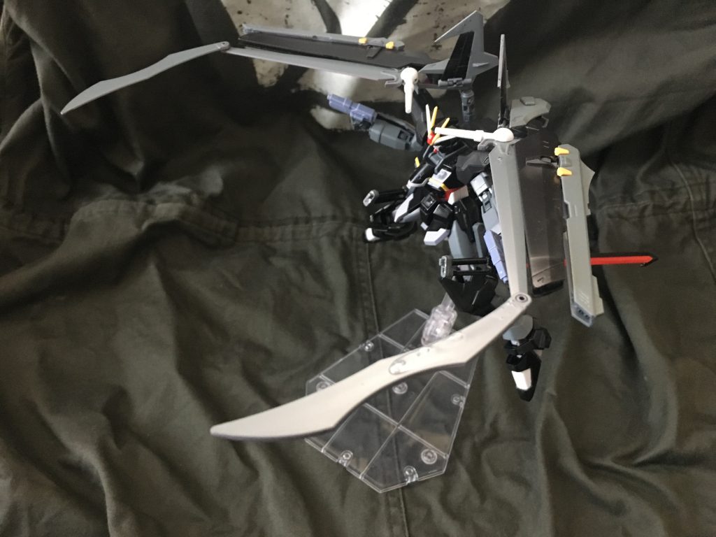 本機の特長の一つ、マガノイクタチ。
ラヴファントムの鎌の部分をカットして剣にする人が多く自分もそうしようと思ったのですが、あえて残してエネルギーを吸収出来るようにするのはどうだろう?と考えてあえて残しました。